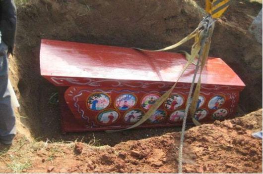 给死人挖棺材坑次日莫明躺在坟场光棍焚镐把给老人赔罪