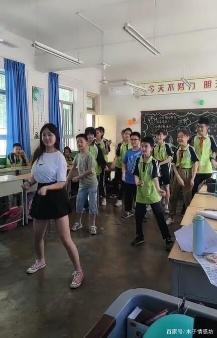 小学00后女教师,不仅会教学,跳舞更是一流!
