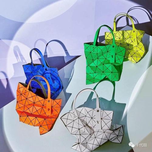 三宅一生的设计表达了他个人的哲学思想,传达了他自己的美学理念