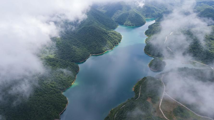 碧波荡漾,宛若洒落在建始大地上的一颗高山明珠,穿过云彩,俯瞰水库