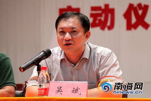 海南日报报业集团副总编辑吴斌在启动仪式上致辞(南海网记者陈望摄)