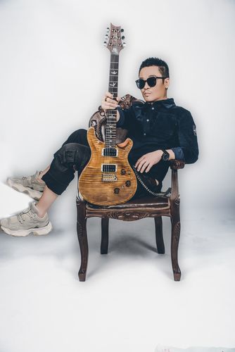 绝世高手的称手新兵器吉他大师李延亮获赠prs定制款新琴