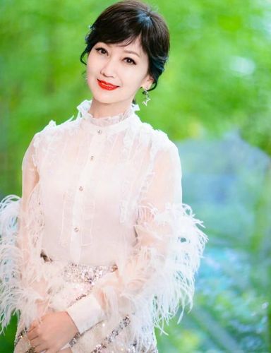 赵雅芝也太豪放!薄纱裙下清晰可见,快70岁还这样真的合适?