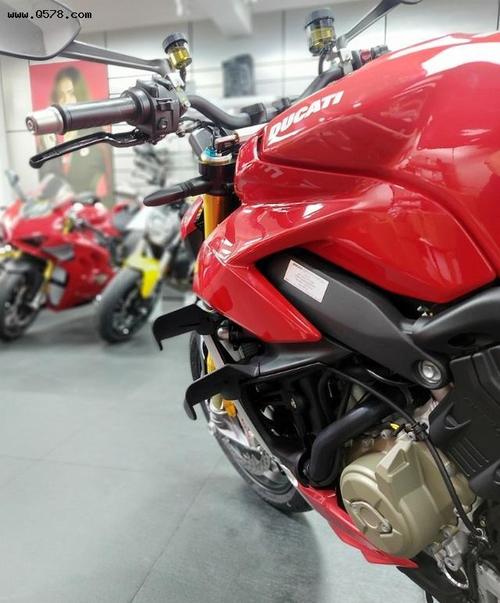 220hp杜卡迪超级街车streetfighterv4