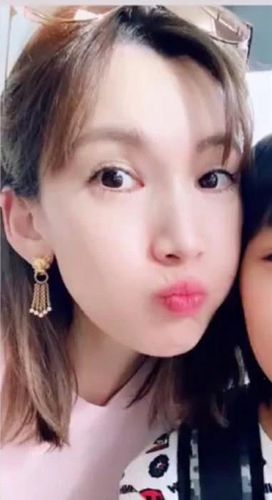 林志颖爱妻陈若仪卫生间对镜自拍 穿粉色针织衫少女感满满