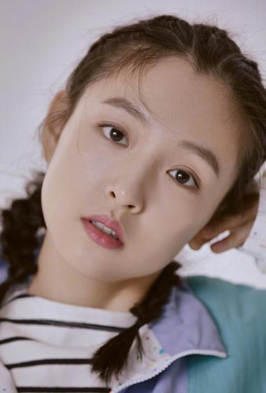 简介:吴倩俏皮可爱写真图片,分享一组吴倩图片给大家,图中的明星图片