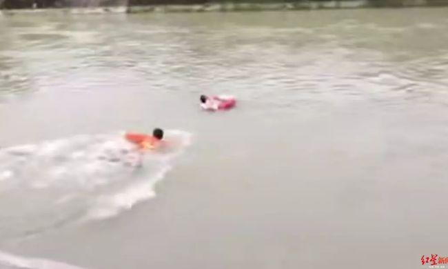 与激流赛跑!消防员岸边狂追2公里救落水女子