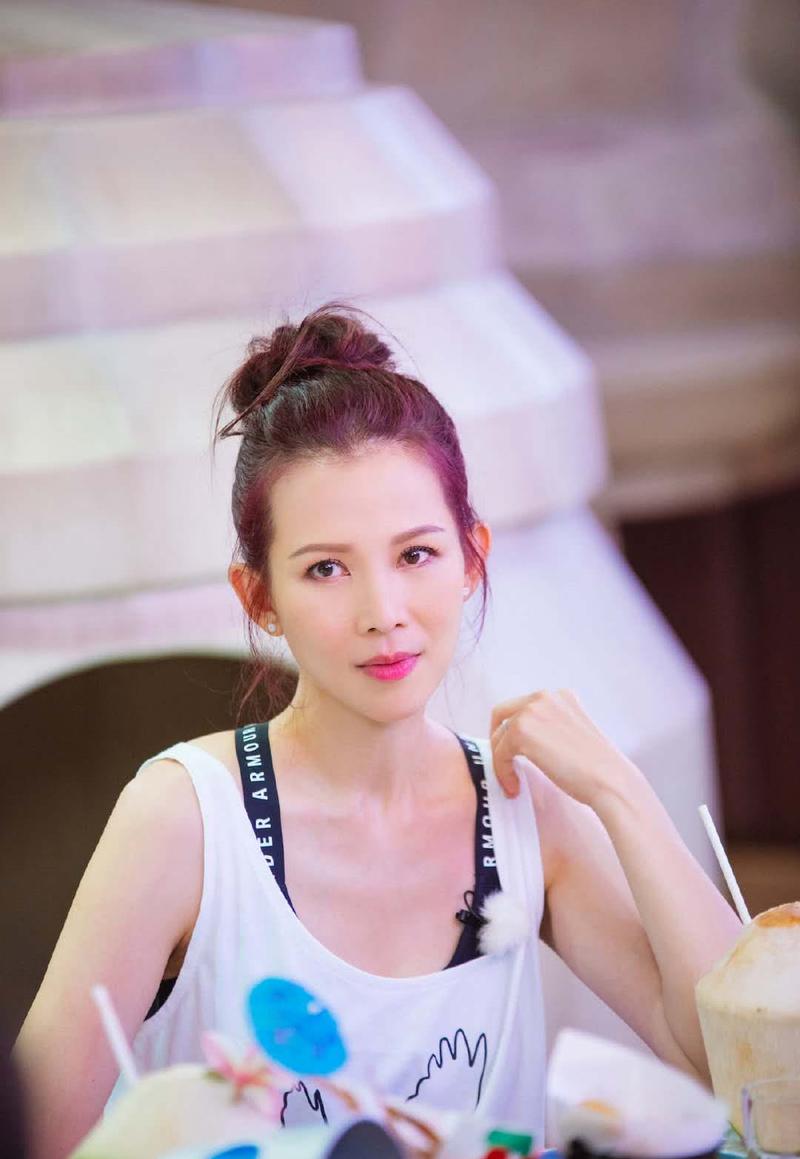 三胎辣妈蔡少芬,录节目梳花苞丸子头,连换三款造型美得各不一样