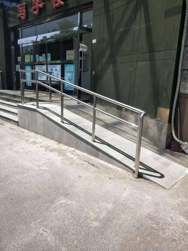 古城宾馆写字楼 古城宾馆写字楼门前 无障碍坡道整改工作完成 社区