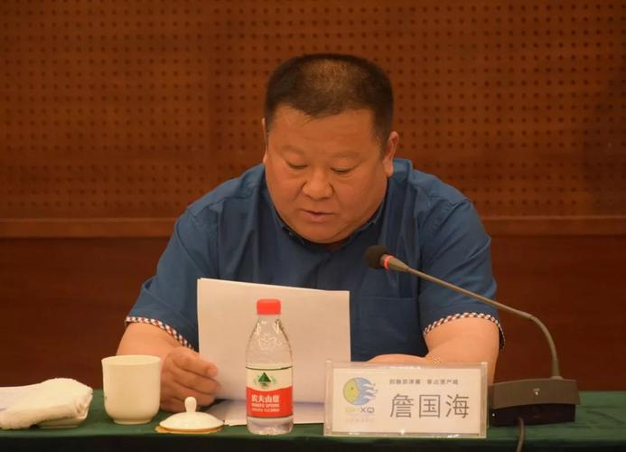 会上,沧州渤海新区石油化工行业协会第一届理事会会长詹国海发言.