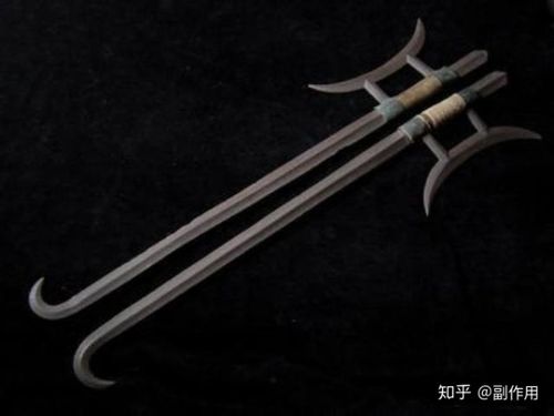 第二个:女侠,这里不用多说,吴钩是中国十八兵刃之一"钩" 钩这武器了