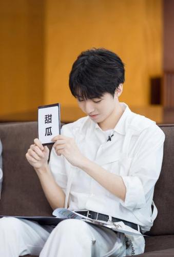 简介:王俊凯白色束带衬衫帅气写真图片,分享一组王俊凯图片给大家,图