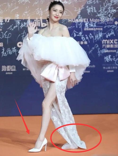 佟丽娅穿高开叉裙走红毯,抬腿时正好被抓拍,真怕一下