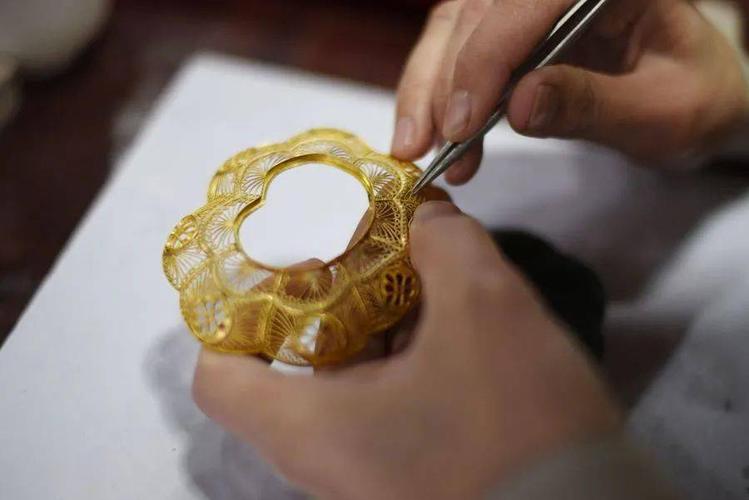 花丝工艺又被称作金银细工艺,从诞生开始