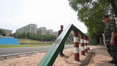 狭路相逢勇者胜,逢敌必亮剑人生当中的独木桥一座又一座这时候只能靠