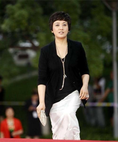 原创邓婕老得很优雅一身黑白配低调有气质配利落短发超有范儿