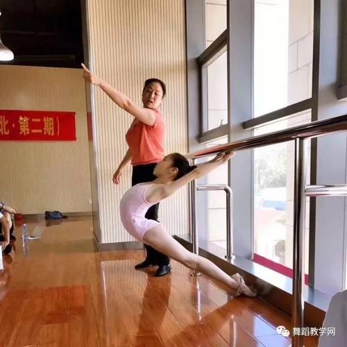 耗腿15分钟,掉下来加5分钟 ◆腿伸直,不许掉下来,再坚持一会 ◆压腿