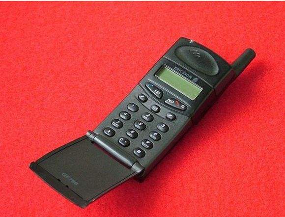 刚参加工作用的第一部手机,母亲大人给的,墨绿色的爱立信768.