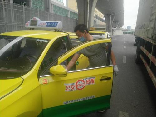 乌鲁木齐站出租车每天轮班坚守 护送乘客平安到达目的