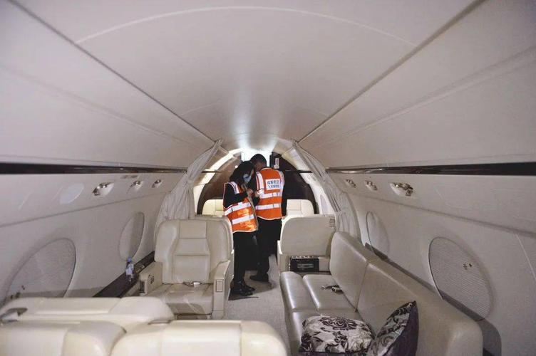 而另一架豪华飞机湾流  g450型