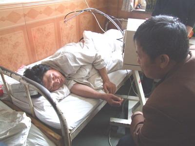 青县县委书记赵超英(右)看望正在治疗中的张国生