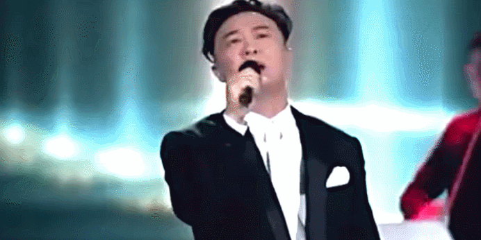 陈奕迅gif唱歌gif话筒gif舞台gif演出gif