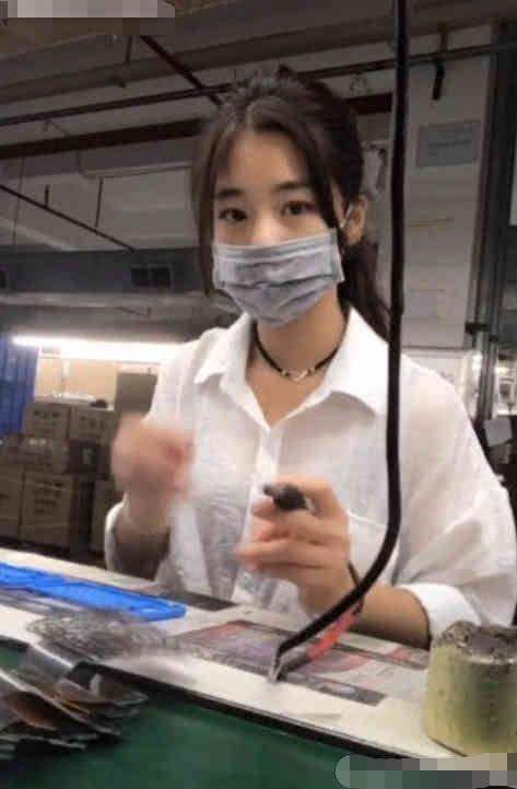抖音在工厂干活带口罩白衬衫小姐姐图片