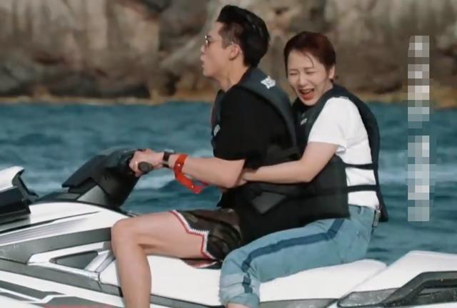 杨紫上演搂腰杀甜蜜程度令宅男粉炸锅王鹤棣成人生赢家