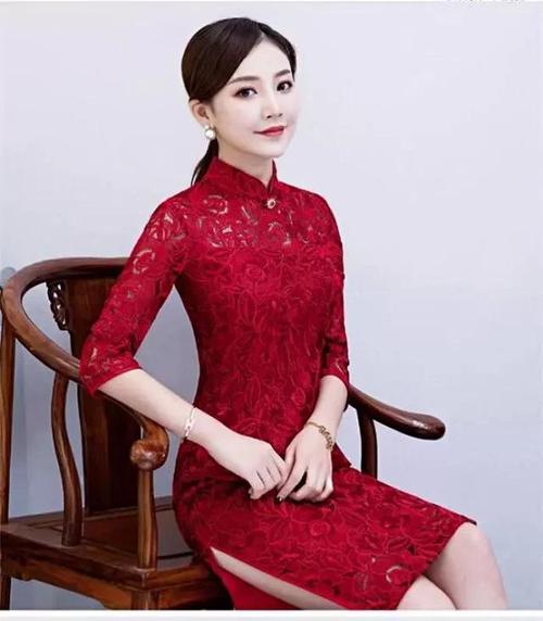 传统修身旗袍演绎着中国女人独有的风姿