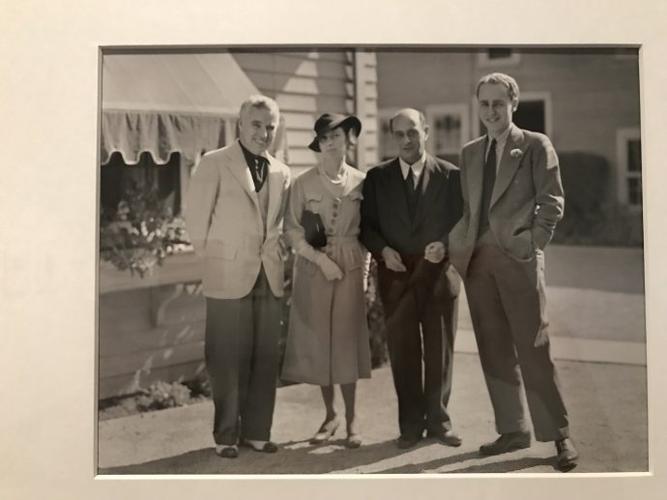 下图:1936年,卓别林携新婚妻子宝莲·高黛等一行四人到上海蜜月旅行.