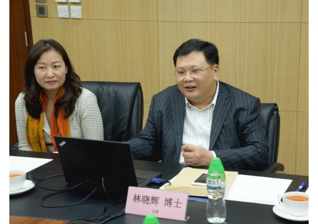 伟禄集团主席林晓辉博士为领导一行简单介绍公司业务,左方为行政总裁