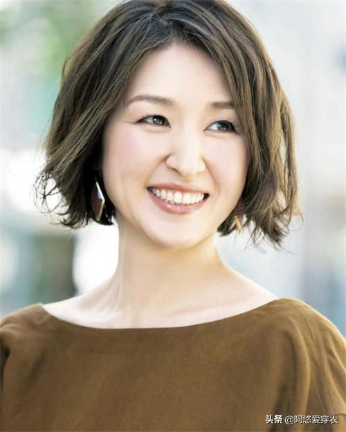 会烫发才不显老给40岁以上女人的发型建议色浅卷大齐肩