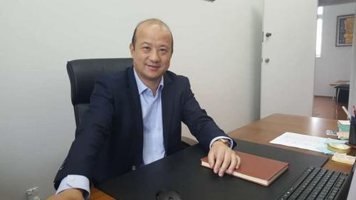 中国侨网张乙坤会长在接受记者采访.