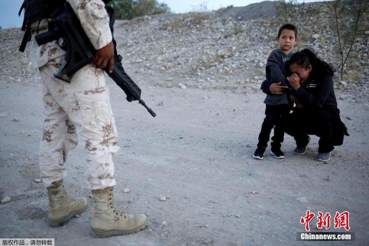 墨西哥边境心碎一幕移民母子流泪恳求放行遭拒绝