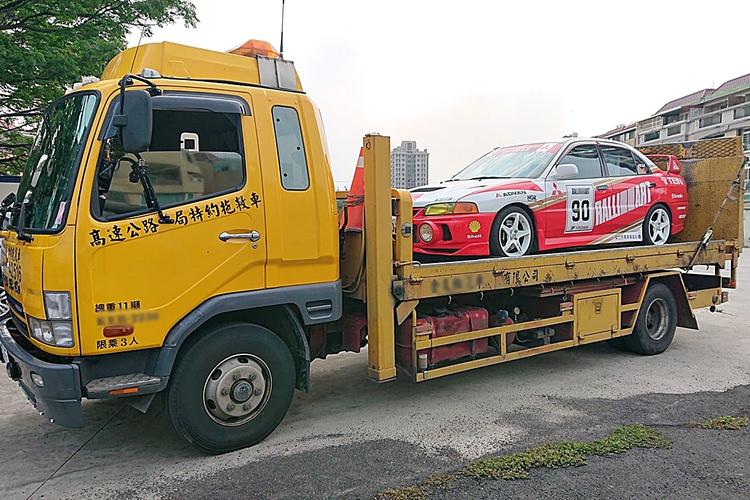 走在钢索上赌命的拖吊车司机 汽车职人《连明正》