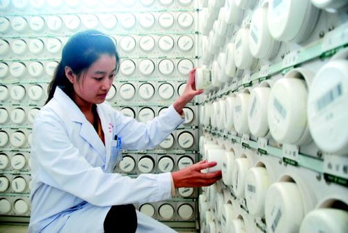 为该院药师在中药房为病人取中药.10月22日是世界传统医药日.
