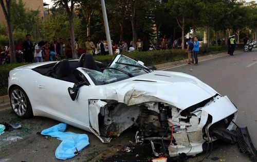 昆明飙车车毁人亡酿悲剧 生死一瞬间(组图)