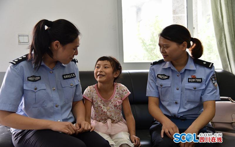 什邡公安三名女警下乡认妹妹关注特殊家庭
