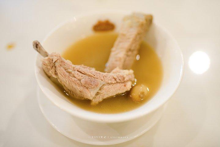 来新加坡必吃的肉骨茶,肉骨茶不是茶,而是排骨炖的汤,加上大蒜,胡椒
