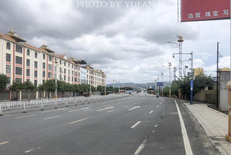 云南瑞丽封城第四天,被封城中的重庆小伙实拍街景,十街九空