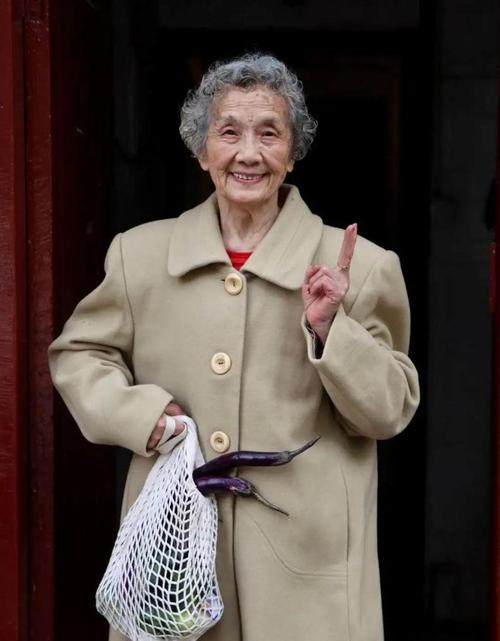 这位老奶奶时髦火了!她的穿衣简单又舒服,慈祥可亲又好显气质