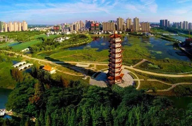 简单来说,未来的潜江,城市建设会越来越快,生态环境会越来越美.