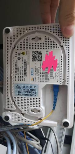 这个路由器是不是插得电信宽带光纤?