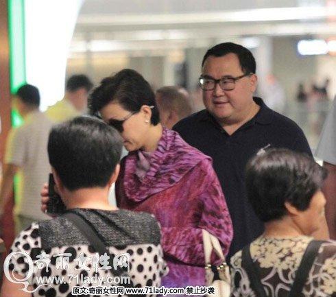 杨澜与老公现身机场 富豪老公吴征身份背景被扒