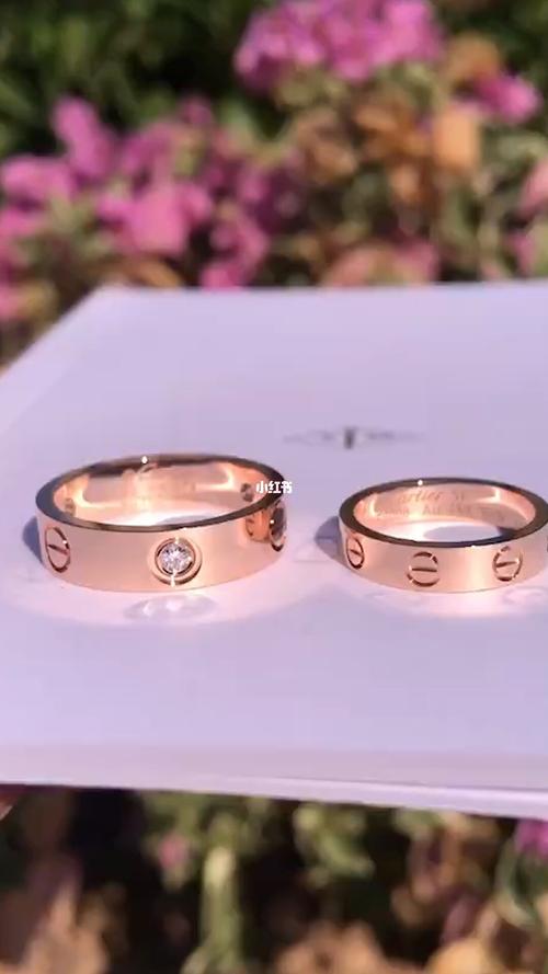 卡地亚love戒指一直都想买,窄版无钻的7500,然后看了15300的窄版一钻