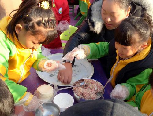 由旺镇四大庄幼儿园"热热闹闹过新年,快快乐乐庆元旦"包饺子亲子活动
