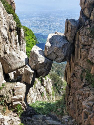 仙人桥是泰山顶上一处很奇特的景观.