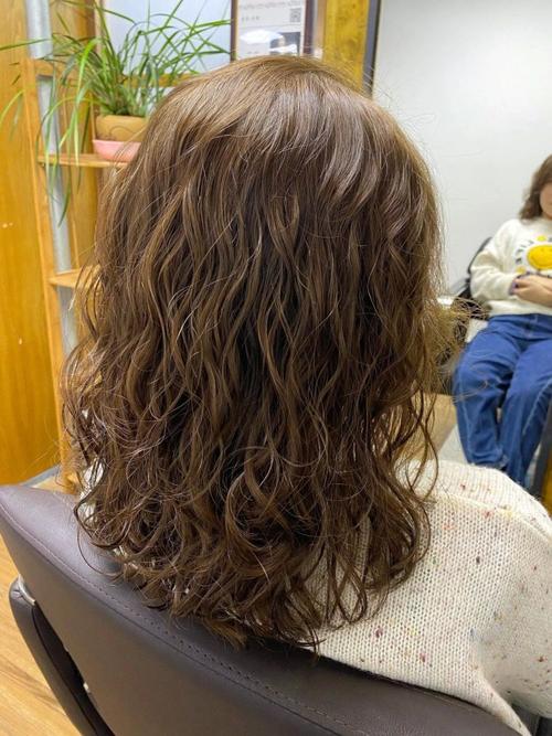 的确长卷发是最能彰显女性魅力的一种发型,披肩长发做成起伏的波浪卷