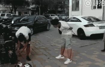 搞笑gif, 现在的小孩子精得很, 还是把手机给他玩王者