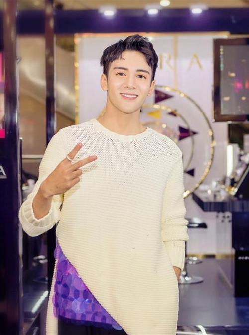 年轻明星里时髦的男生很多,不过曾舜晞的衣品是真出众